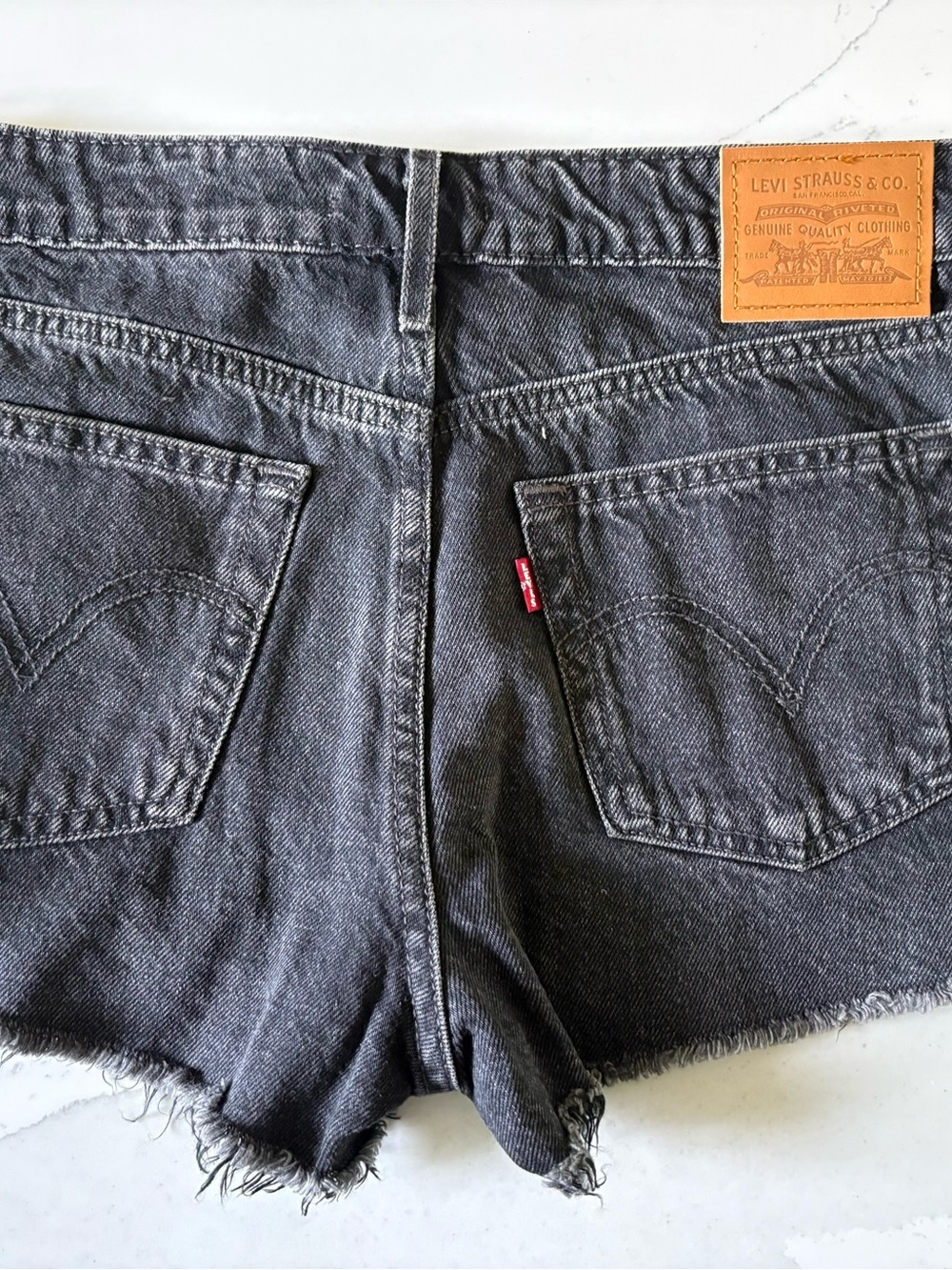 Levi's NWT Low Rise Denim Shorts Size 28 - Picture 2 of 5